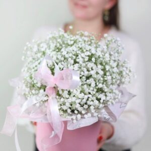 Белая гипсофила в шляпной коробке