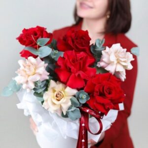 Композиция французских роз и эвкалипта