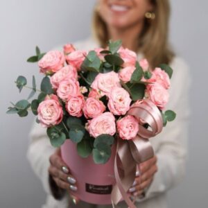 Кустовые пионовидные розочки в шляпной коробке